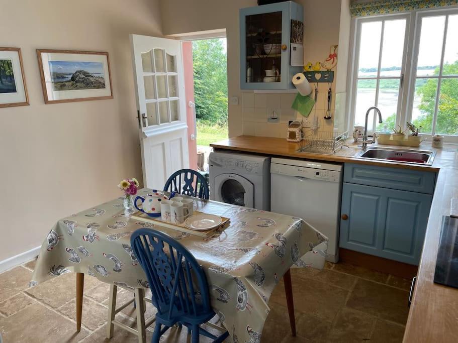 Millbay Cottage: Wonderful River Views Cosheston Exteriér fotografie